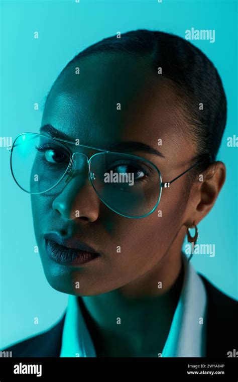 Une Jeune Femme Afro Américaine Avec Des Lunettes Et Une Chemise Blanche Pose En Toute Confiance