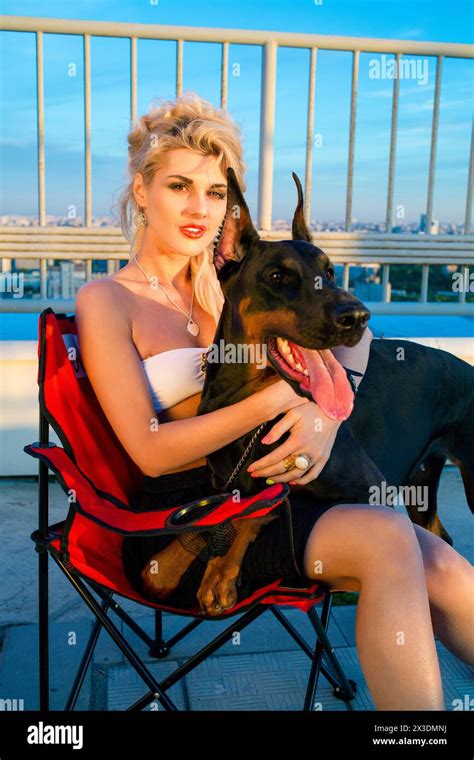 Fille en bikini rouge Banque de photographies et dimages à haute résolution Alamy