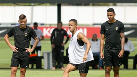 Corinthians realiza treino tático e de finalizações de olho no clássico