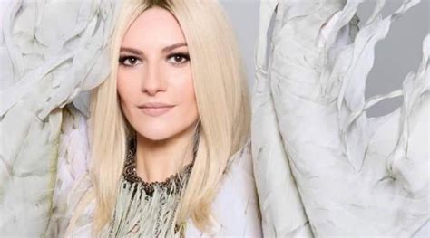 Laura Pausini Diventa Bionda E Lancia Il Nuovo Singolo Ciao Scritto