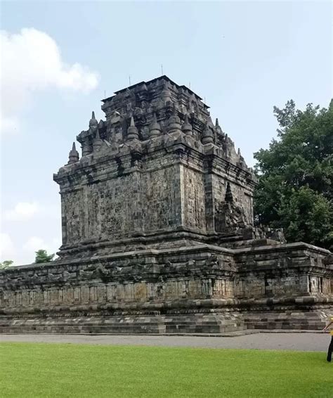 rekomendasi destinasi wisata  libur hari raya waisak  indonesia