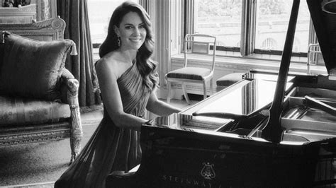 Kate Middleton Sorprende Tocando El Piano En Eurovisión 2023 Con Un Vestido De Jenny Packham