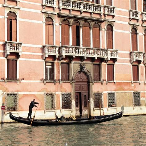 El Gondolero Monta La G Ndola En Grand Canal Venecia Foto De Archivo