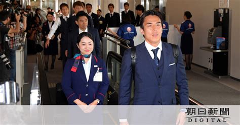 西野jが凱旋帰国 空港は大フィーバー“寂しい”見送りから一転 約1000人が大歓声！ フットボール速報