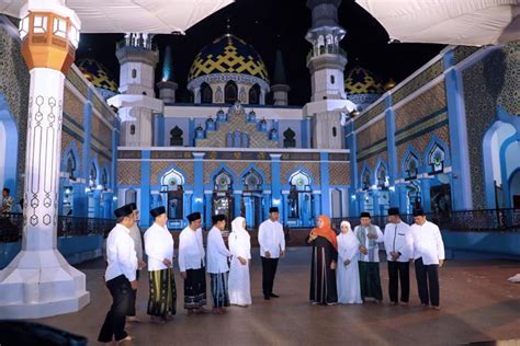 Safari Ramadan Gubernur Khofifah Tarawih Di Masjid Berkubah Pertama Di