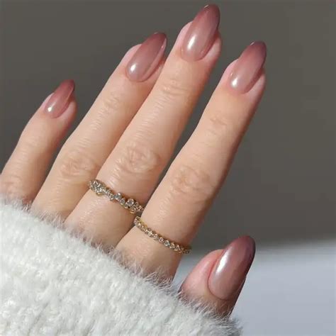 Uñas cortas de color nude 10 diseños que desbancan al color rojo y