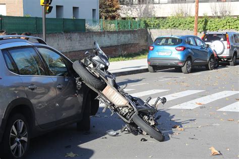 Fotos Herido Un Motorista En Un Accidente De Tr Fico En Gij N El