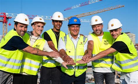 Equipados A Rigor Deco Yamal E Companhia Visitam Obras Do Novo Camp Nou