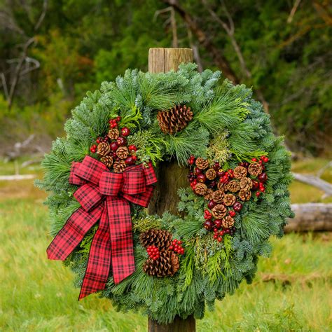 Christmas Wreaths for the Holidays - Xmas Wreaths for Front Door ...