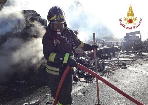 Incidente Bardonecchia Fiamme Dopo Scontro Tra Tir Camionista Morto