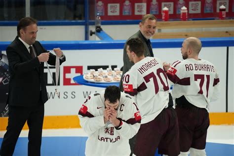 Latvijas hokejisti triumfāli izcīna bronzas medaļas pasaules čempionātā