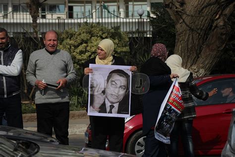 بالصور مؤيدو مبارك يحتفلون بذكرى تحرير طابا أمام المعادي العسكري