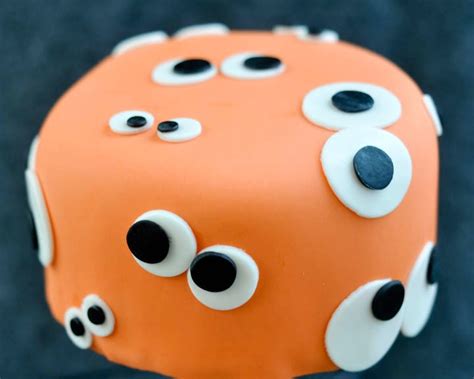 Beki Cook's Cake Blog: Easy Halloween Eyeballs Cake