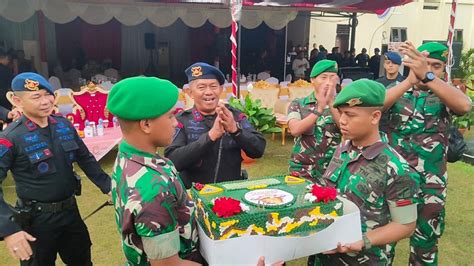 Yonif 713st Datangi Markas Brimob Membuat Pasukan Brimob Terkejut