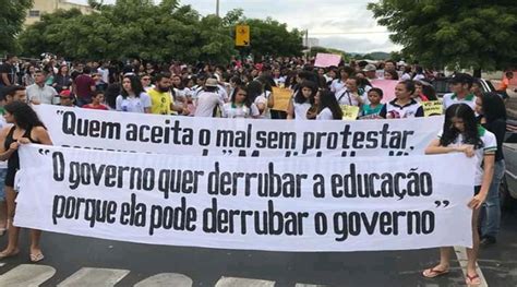 Alunos E Professores Do Município Do Barro Aderem à Paralisação Nacional Da Educação E Fazem