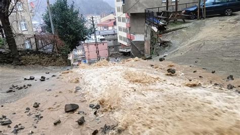 Artvin de heyelan tehlikesi nedeniyle binalar boşaltıldı