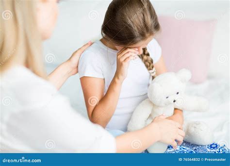 Pleurer De Petite Fille Photo Stock Image Du Triste 76564832