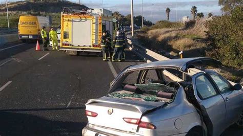 Un accidente en la autovía obliga a los bomberos rescatar a uno de los