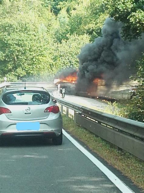 B Pkw Brand Erh Ht Auf B Kleintransporter Brand Freiwillige