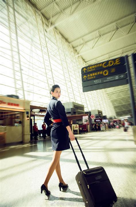 东航头等舱空姐制服，深蓝加大红尽显高贵大气 每日头条