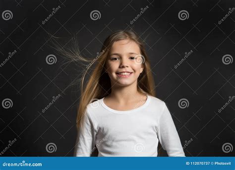 Sourire Modèle D Enfant Avec Souffler De Longs Cheveux Image Stock Image Du Longtemps Concept