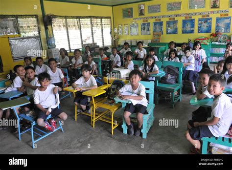 Primary school in Philippines Stock Photo - Alamy