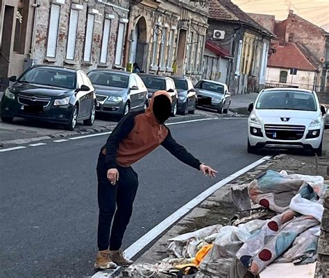 Timișorean prins când abandona pe stradă saci cu moloz