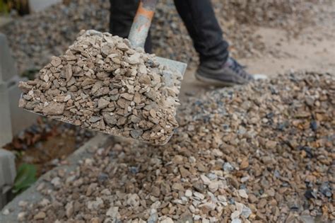 Bouwtechnici Mengen Cement Steen Zand Voor De Bouw Gratis Foto