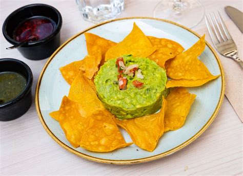 Nachos Con Guacamole Batatas Fritas De Milho Imagem De Stock Imagem