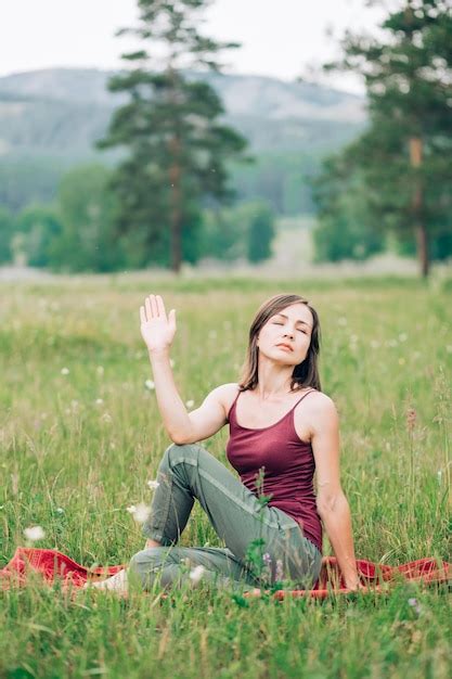 Yoga Y Meditaci N En El Bosque Hermosa Naturaleza Y Mujer Morena