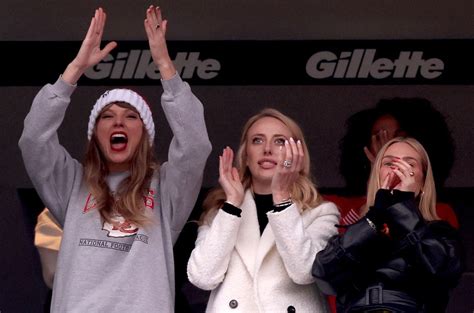 Taylor Swift Gives Out Handfuls of Cash Tips to Workers at Chiefs Game