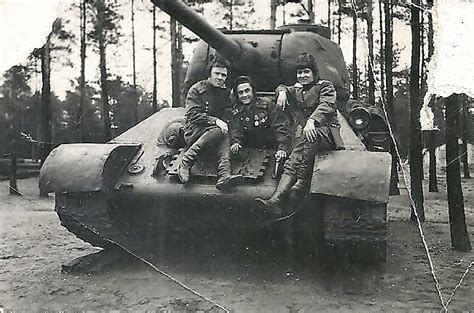 Tank Archives On Twitter Soviet Officers On A T 34 85 Tank Tanks