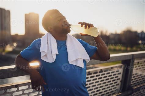 Retrato Do Jovem Afro Americano Homem Quem Bebendo Gua E Relaxante