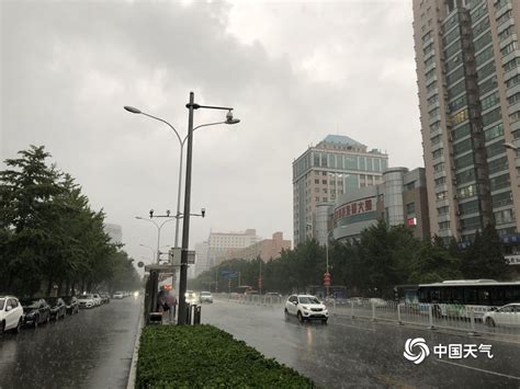 北京暴雨雷电大风冰雹四预警齐发 乌云密布雨水倾盆而下 图片频道