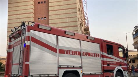 Gi Dal Quinto Piano Di Un Palazzo Grave Una Enne Ottopagine It