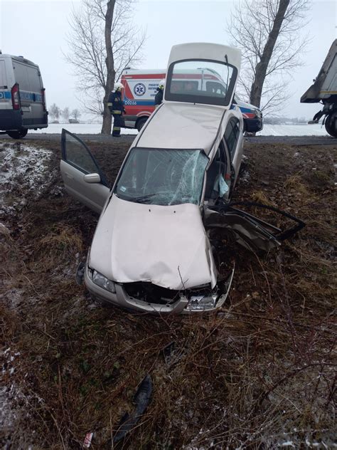 Zderzenie pojazdu osobowego z ciężarówką przy zjeździe na A4 w