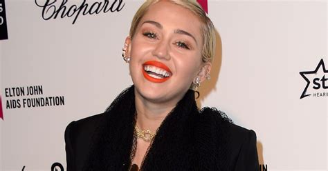 Miley Cyrus Lue V G Tarienne La Plus Sexy Par Peta Gr Ce Son