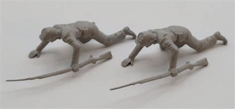 2 Vintage Marx Battle Of Blue And Gray Crawling Soldiers With Rifles In