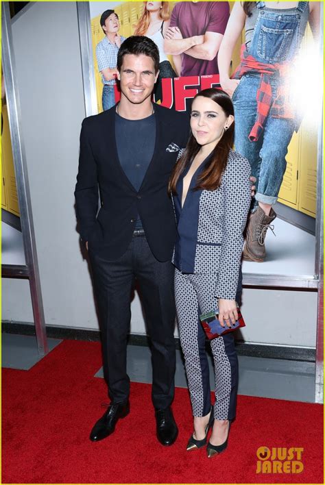 Mae Whitman Wows In Chic Pantsuit At 'The DUFF' New York Premiere ...