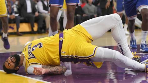 Is He Out Again Twitter Reacts As Lakers Handed A Scare With Anthony