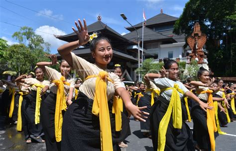 Perayaan Hari Tari Sedunia Di Denpasar Antara Foto