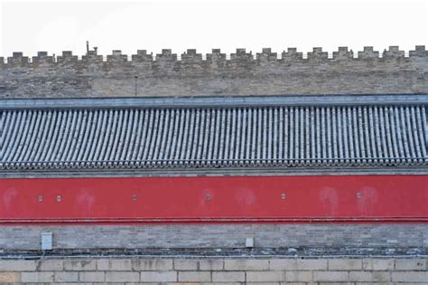 Un Techo Rojo En Un Edificio Con Una Raya Roja Foto Premium