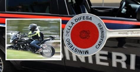 Napoli Alla Guida Della Moto Senza Patente Fugge Dal Posto Di Blocco E