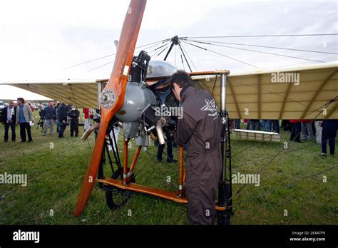 Le Pilote Fran Ais Edmond Salis Avec Le Fils De Bleriot En Route Vers