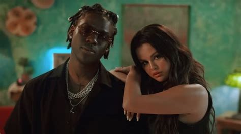 Rema Remixe Son Tube Calm Down Avec Selena Gomez Le Clip Sensuel