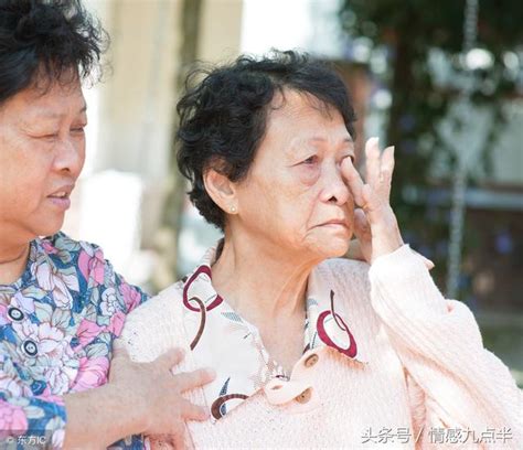 獨立拉扯兒子成人，兒媳硬塞給我一袋舊衣服，回到家我老淚縱橫 每日頭條