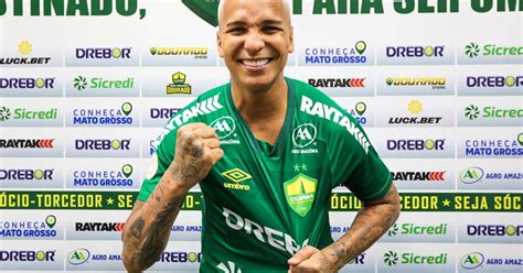 Rodrigo Ely torce para a chegada de Deyverson ao Grêmio