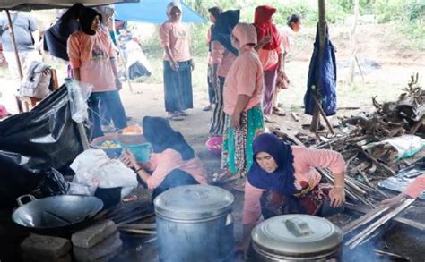 Dirikan Dapur Umum Emak Emak Relawan Bantu Suplai Makanan Untuk Korban