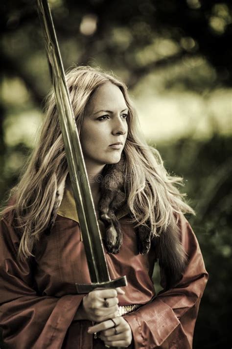 Une Guerrière De Femme Dans Le Style Scandinave De Vikings S est