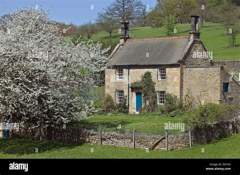 Cottage On The Chatsworth Estate Derbyshire Peak District Stock Photo